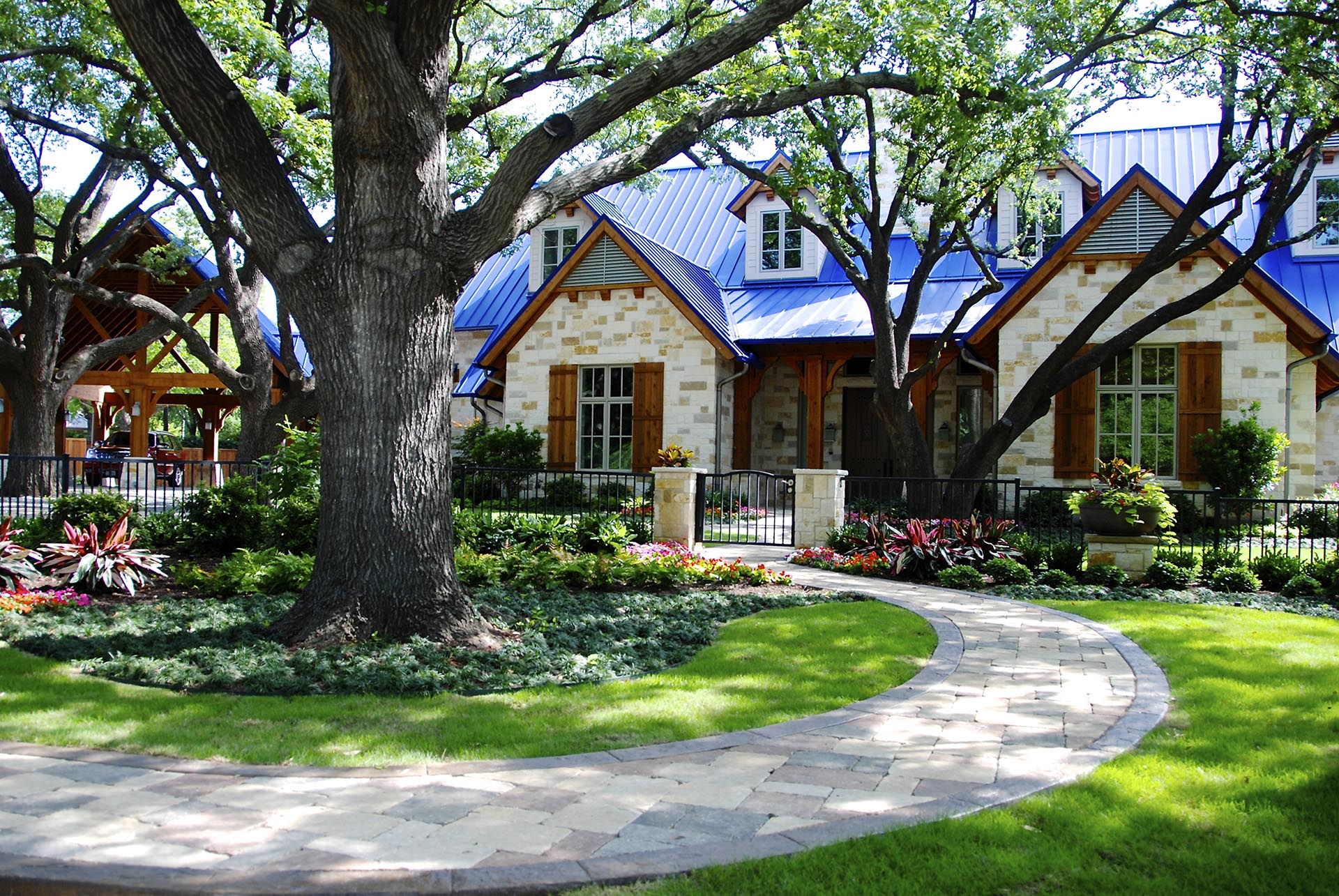 Southern leisure estate front landscape in Dallas by landscape architect