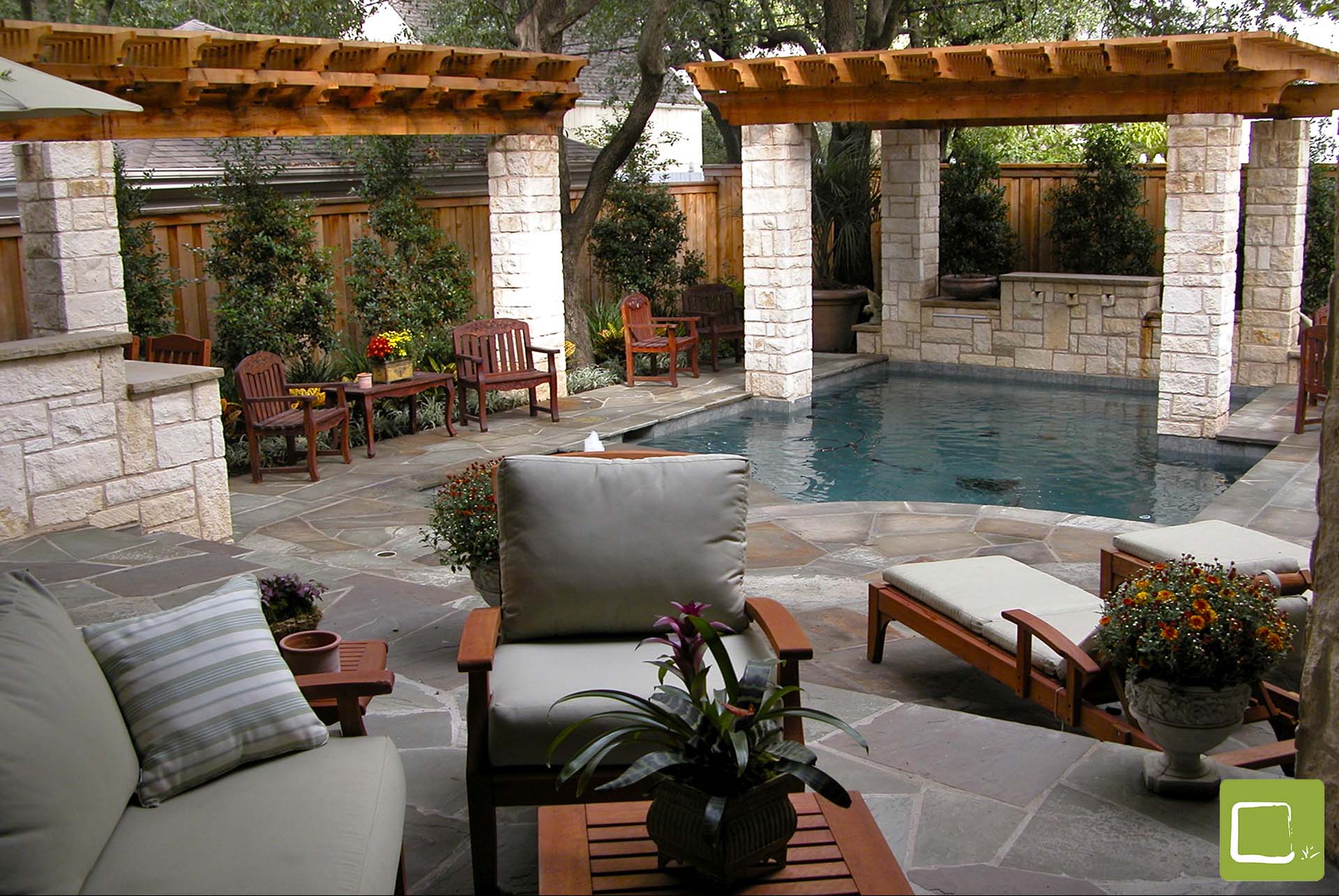 Traditional pool courtyard transitional modern in Dallas